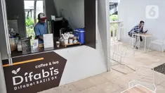 Seorang pekerja yang merupakan penyandang disabilitas menunggu pelanggan di Kafe Difabis Coffee & Tea, Kompleks Kantor Wali Kota Jakarta Timur, Senin (19/12/2022). Kafe yang didirikan oleh Baznas (Bazis) DKI Jakarta tersebut diharapkan dapat mengembangkan dan memaksimalkan peran dari Kafe Difabis yang dioperasikan oleh kawan-kawan difabel untuk memberikan pemahaman pada masyarakat dan kesetaraan. (merdeka.com/Iqbal S. Nugroho)