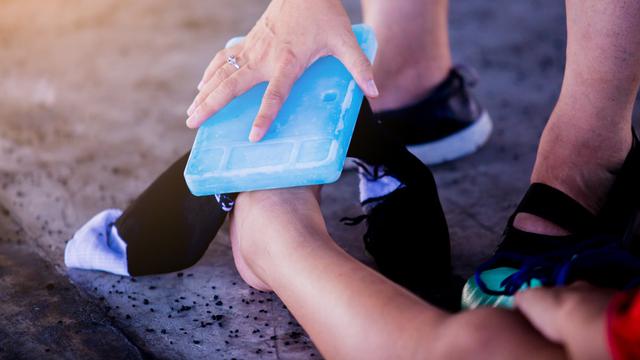 4 Pertolongan Pertama saat Pergelangan Kaki Keseleo, Agar Tak Cedera Parah ketika Bermain Bola (2)