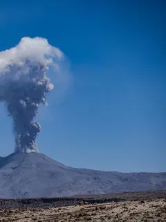 Ilustrasi gunung mengeluarkan abu vulkanik. (Pixabay/MonikaP)