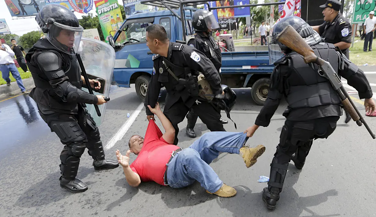 Kerusuhan polisi dengan pendukung oposisi selama protes di depan Dewan Pemilihan Agung (CSE) Managua , Nikaragua, (8/7/ 2015). Pengunjuk rasa berdemonstrasi untuk menuntut pemilu yang adil di negeri ini. (REUTERS/Stringer)