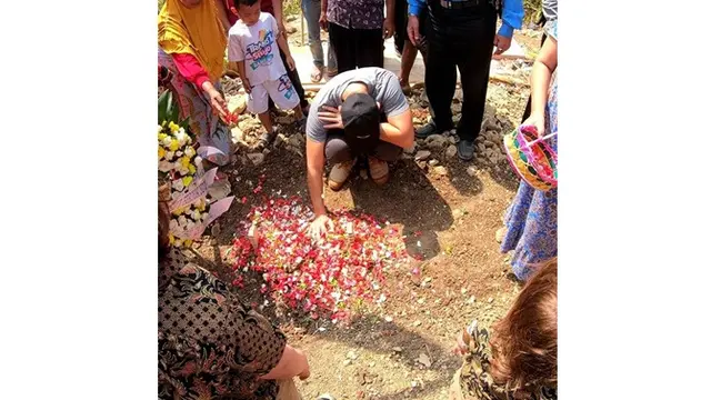7 Momen Saat Bima Aryo Ziarah ke Makam ART yang Tewas Diserang Anjingnya