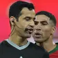 Achraf Hakimi tampak menjadi pemain Maroko yang paling kecewa dengan Abdulrahman Al Jassim (kiri). Bek asal Paris Saint-Germain itu terus melemparkan kata-kata kepada pengadil lapangan asal Qatar. (AP Photo/Francisco Seco)