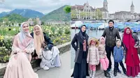Kedekatan Oki Setiana Dewi dan ibunda selama di Swiss. (Sumber: Instagram/okisetianadewi)
