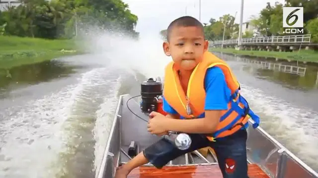 Keahlian bocah asal Thailand ini patut diacungi jempol. Meski usianya masih 5 tahun, ia mampu mengemudikan perahu.