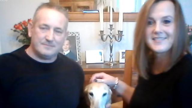 Seekor anjing akting berjalan pincang saat bersama tuannya.