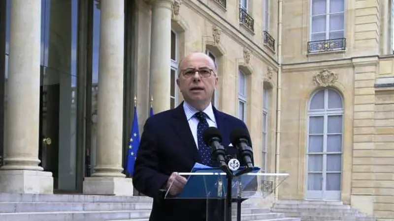 Menteri Dalam Negeri Prancis Bernard Cazeneuve 