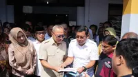 Menteri Koordinator (Menko) Bidang Pangan Zulkifli Hasan (Zulhas) saat menyerahkan bantuan pangan di Desa Pesanggrahan, Kabupaten Pekalongan, Jawa Tengah, Sabtu (25/1/2025). (Dok. Tim News)