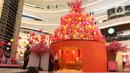 Pengunjung melihat instalasi spring lights di Atrium Senayan City, Jakarta, Rabu (22/1/2020). Jelang Tahun Baru Imlek, Senayan City menghadirkan instalasi Mega Brown setinggi 2,5 meter dan Pop Up Shop terbesar yang bisa dinikmati mulai 17 Januari sampai 9 Februari 2020.(Liputan6.com/Herman Zakharia)