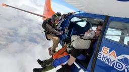 Nenek buyut, Irene O’Shea memulai terjun payung di langit Australia Selatan, 9 Desember 2018. Nenek 102 tahun itu diyakini sebagai penerjun payung tertua di dunia setelah terjun dari ketinggian 4.300 meter. (Bryce SELLICK, Matt TEAGER/SA Skydiving/AFP)