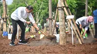 Presiden Joko Widodo atau Jokowi mengajak masyarakat untuk melakukan gerakan penanaman pohon. (Lizsa Egeham).