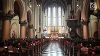 Suasana misa Natal di Gereja Katedral, Jakarta, Selasa (25/12). Natal tahun 2018 di Gereja Katedral Jakarta diselenggarakan dengan mengusung tema Yesus Kristus Hikmat Bagi Kita. (Liputan6.com/Faizal Fanani)
