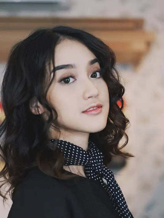 Menjadi seorang publik figur, kehidupan artis kelahiran 1999 ini tentunya tak lepas dari perhatian. Selain gaya rambut lurus, Esta juga pernah mengubah rambutnya dengan model bergelombang. Dengan model rambut bergelombang, Esta Pramanita semakin terlihat imut. (Liputan6.com/IG/@estapramanita)