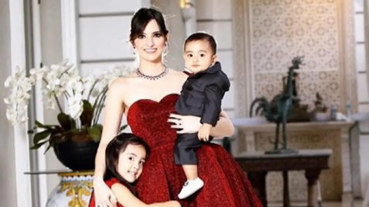 Harga Selangit, Ini Koleksi Baju Bekas Anak Nia Ramadhani