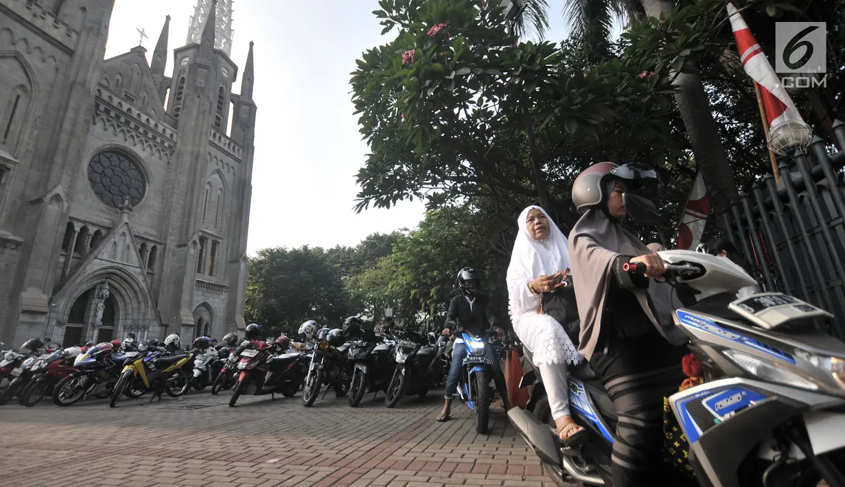 Umat muslim yang telah menunaikan salat Idul Adha di Masjid Istiqlal keluar dari halaman Gereja Katedral, Jakarta, Minggu (11/8/2019). Gereja Katedral menyediakan lahan parkir bagi jemaah Masjid Istiqlal yang akan melaksanakan salat Idul Adha sebagai bentuk toleransi. (merdeka.com/Iqbal S Nugroho)