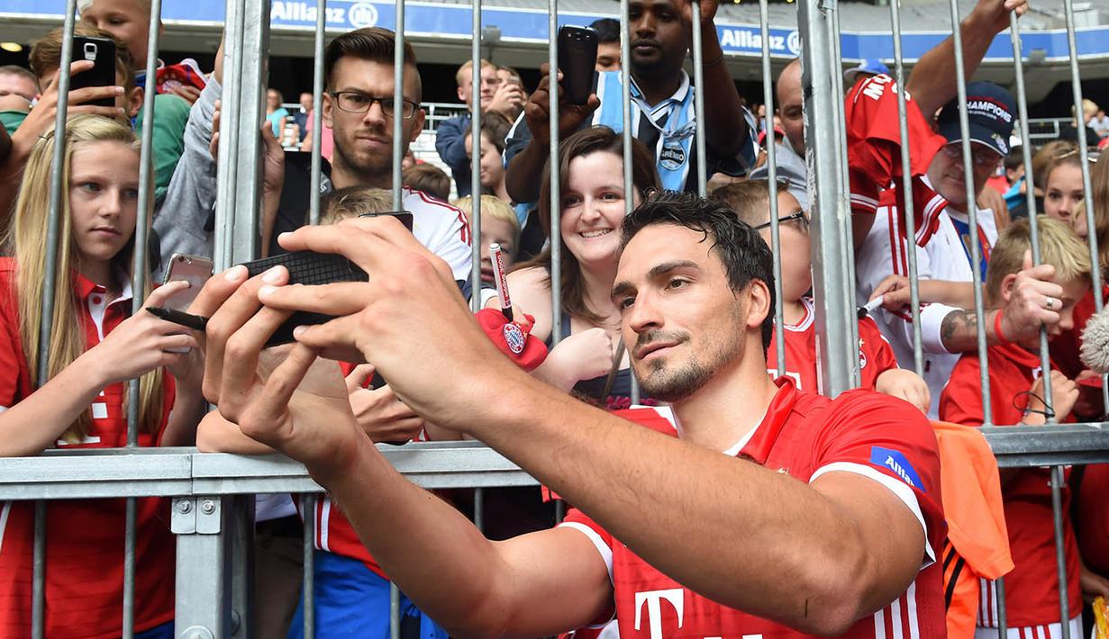 4. Mats Hummels, mantan kapten Dortmud ini sudah lama dikabarkan akan pindah ke Liga Inggris. Tapi hal tersebut tak kunjung terealisasi, sang pemain ternyata malah memilih Bayern Munchen sebagai pelabuhan kariernya. (AFP/Christof Stache)