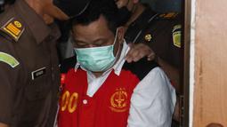 Asisten rumah tangga mantan Kadiv Propam Polri Ferdy Sambo, Kuat Ma’ruf (kedua kiri) bersiap menjalani sidang perdana terkait kasus pembunuhan berencana Brigadir Nofriansyah Yosua Hutabarat atau Brigadir J di Ruang Utama Pengadilan Negeri Jakarta Selatan, Senin (17/10/2022). Kuat Ma’ruf didakwa terlibat dalam pembunuhan berencana Brigadir J. (Liputan6.com/Herman Zakharia)