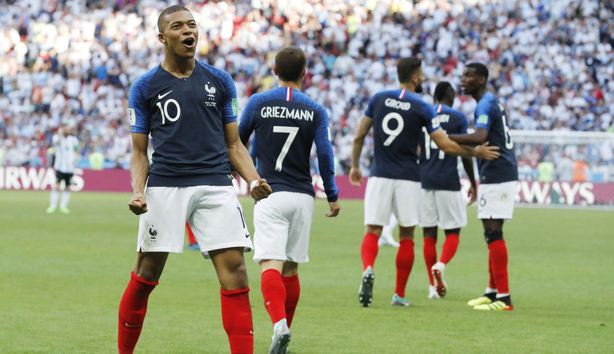 3. Kylian Mbappe - Pemain berusia 19 tahun itu menjadi striker muda paling mematikan di Piala Dunia 2018. Jika berhasil meraih trofi Piala Dunia akan menempatkan remaja ini sebagai kandidat kuat peraih Ballon d'Or tahun ini. (AP/David Vincent)