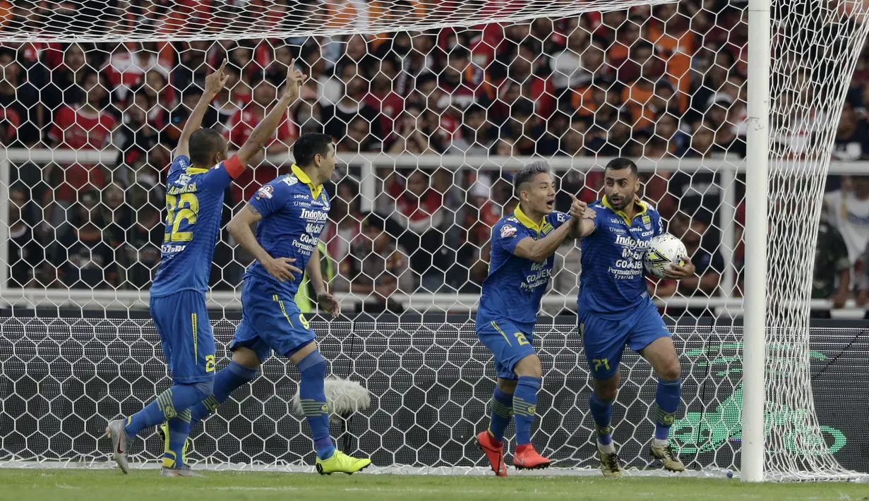 Striker Persib Bandung, Artur Gevonrkyan, merayakan gol yang dicetaknya ke gawang Persija Jakarta pada laga Shopee Liga 1 di SUGBK, Jakarta, Rabu (10/7). Persija bermain imbang 1-1 atas Persib. (Bola.com/Yoppy Renato)