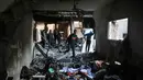 Kantor Media Pemerintah Gaza pada Kamis (15/1/2026) menyebutkan bahwa selama 95 hari fase pertama gencatan senjata, serangan Israel menewaskan 449 warga Palestina, melukai 1.246 orang, serta 50 lainnya ditangkap. Tampak dalam foto, warga Palestina meninjau kerusakan sebuah rumah setelah serangan militer Israel terhadap rumah keluarga al-Houli, di mana empat orang dilaporkan tewas, di sebelah barat Deir al-Balah, di Jalur Gaza tengah pada Jumat 16 Januari 2026. (BASHAR TALEB/AFP)