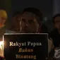 Aksi tersebut sebagai bentuk mengenang, mendoakan dan menuntut keadilan atas penembakan 4 orang warga Paniai Papua saat bentrokan 8 Desember 2014, Jakarta, Kamis (18/12/2014). (Liputan6.com/Faizal Fanani)