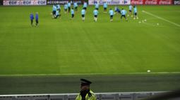 Menghindari tindak terrorisme, polisi Inggris melakukan penjagaan saat latihan timnas Prancis jelang laga ujicoba melawan Inggris di Stadion Wembley, Inggris, Senin (16/11/2015). (AFP Photo/Adrian Dennis)