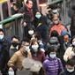 Masyarakat Taiwan menggunakan masker ketika menggunakan transportasi umum MRT sebagai upaya pencegahan Virus Corona. (Source: AFP)