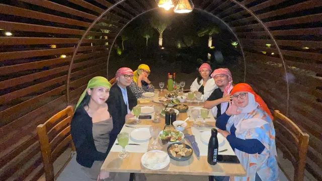 Makan Malam Romantis di Tengah Gurun Pasir