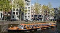 Warga menaiki perahu saat melintasi kanal di kawasan Amsterdam, Belanda (April 2017). Meskipun pada abad ke-19 kotor dan dipenuhi limbah, kini kanal-kanal di Belanda menjadi salah satu objek wisata terkenal di dunia. (Liputan6.com/Immanuel Antonius)
