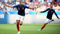 Striker Prancis, Kylian Mbappe, merayakan gol ke gawang Argentina pada laga 16 besar Piala Dunia di Kazan Arena, Kazan, Sabtu (30/6/2018). Prancis menang 4-3 atas Argentina. (AFP/Franck Fife)