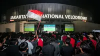 Para suporter Timnas Indonesia memadati area Jakarta International Velodrome, Rawamangun, Selasa (11/6/2024) mengikuti acara nonton bersama laga kualifikasi Piala Dunia 2026 antara Timnas Indonesia menghadapi Filipina dalam rangkaian acara MALAMNYA BOLA 2024. (Bola.com/Bagaskara Lazuardi)
