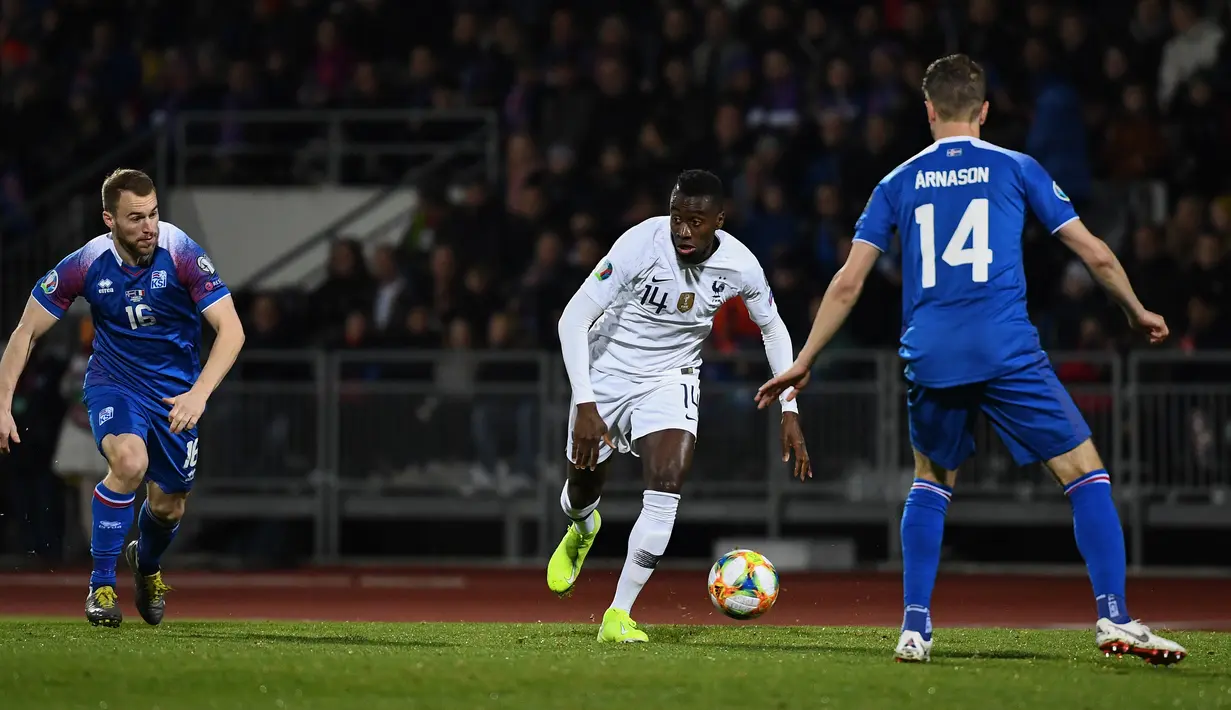 Gelandang Prancis, Blaise Matuidi berlari membawa bola saat bertandang ke markas Islandia dalam laga lanjutan Grup H Kualifikasi Piala Eropa 2020. di Stadion Laugardalsvollur, Reykjavik, Jumat (11/10/2019). Timnas Prancis harus susah payah mengalahkan Islandia 1-0. (Jonathan NACKSTRAND/AFP)