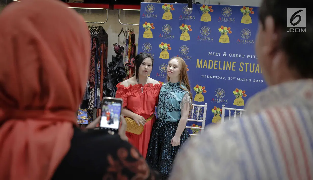 Model Madeline Stuart foto dengan penggemarnya saat meet and greet di Jakarta, Rabu (20/3). Madeline dianggap sebagai fenomena dunia modelling yang bisa mengubah pandangan dunia mengenai inklusivitas. (Liputan6.com/Faizal Fanani)