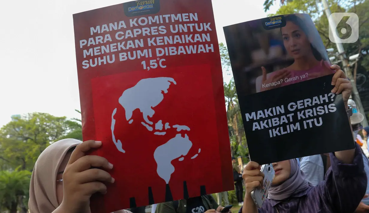 Mereka membawa poster dan tulisan untuk menyuarakan aspirasi. (Liputan6.com/Herman Zakharia)