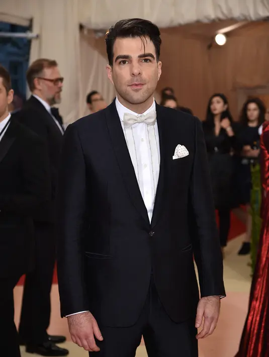 Aktor tampan pemeran film Star Trek ini mengaku dirinya mempunyai kelainan seks atau homoseksual pada tahun 2011 silam. Zachary juga sangat mendukung organisasi perkumpulan Gay. (AFP/Bintang.com) 