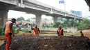 Petugas Penanganan Prasarana dan Sarana Umum (PPSU) menyelesaikan pembangunan Taman Pilar Jati di Cipinang Melayu, Jakarta, Selasa (27/10/2020). Area yang dilengkapi taman lalu lintas serta sarana bersepeda tersebut untuk mempercantik lahan tidur di kolong tol. (Liputan6.com/Immanuel Antonius)
