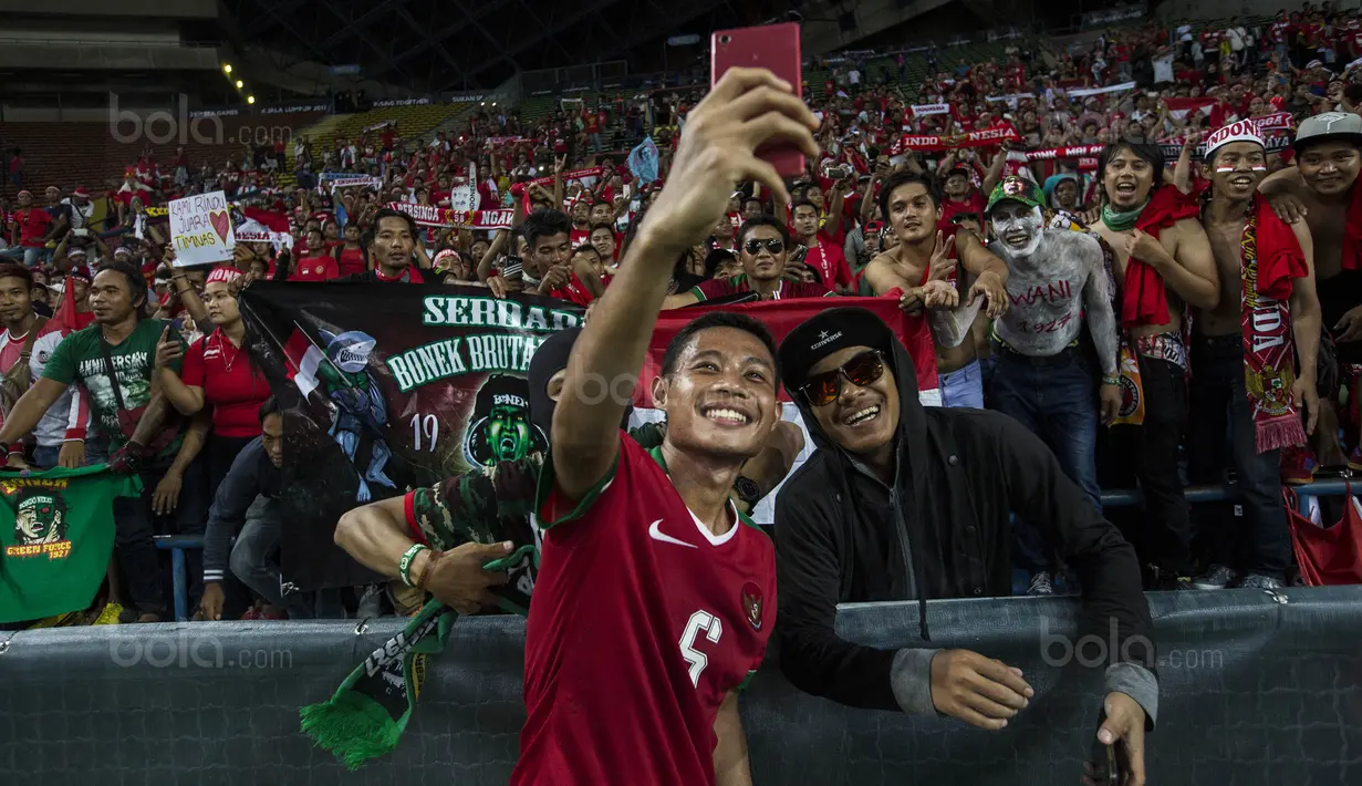 5. Gelandang Timnas Indonesia, Evan Dimas, swafoto dengan suporter Persebaya, Bonek, klub yang membuatnya menjadi pemain profesional. (Bola.com/Vitalis Yogi Trisna)