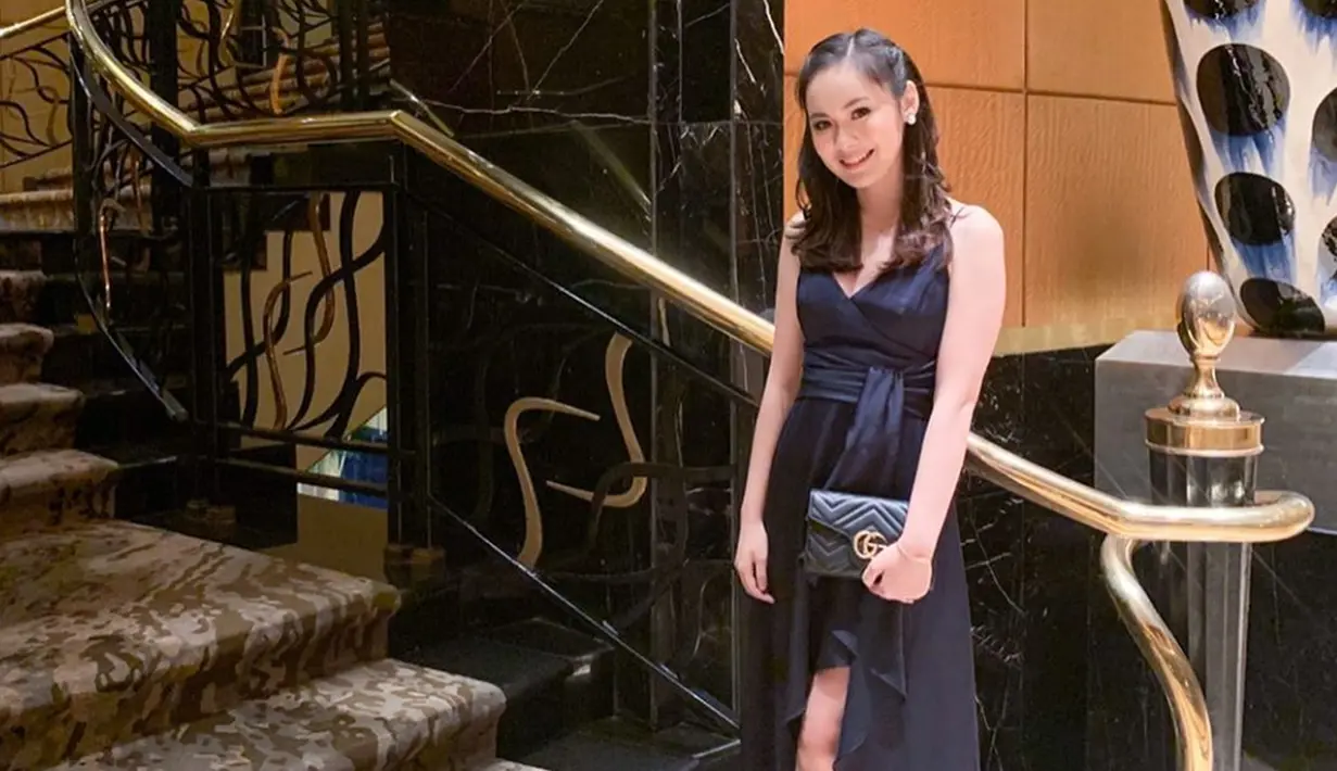Tak hanya mengguanakan simple dress saja. Akan tetapi, wanita kelahiran 5 Februari 1999 ini lebih sering menggunakan makeup natural. Bahkan, Jennifer Eve tak menggunakan aksesoris berlebih. (Liputan6.com/IG/@jennifereve99)