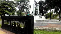 Dokter Letty Sultri korban penembakan oleh siamunya sendiri merupakan putri pejuang kemerdekaan Bachtiar Hosen yang namanya tercantum pada monumen Taman Veteran Bengkulu (Liputan6.com/Yuliardi Hardjo)