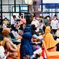Presiden Jokowi meninjau proses penyaluran BLT Minyak Goreng kepada 100 Keluarga Penerima Manfaat (KPM) yang digelar di Pos Bloc, Jakarta, pada Senin, (25/4/2022). ( Foto: Biro Pers Sekretariat Presiden)