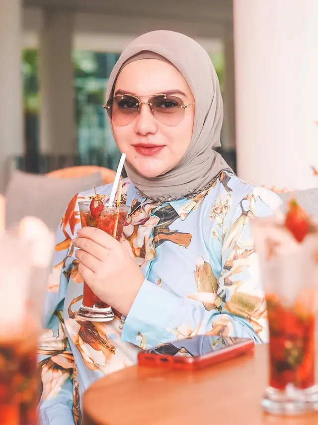 7 Style Irish Bella saat Hamil Tua, Tampil Menawan dan Curi Perhatian
