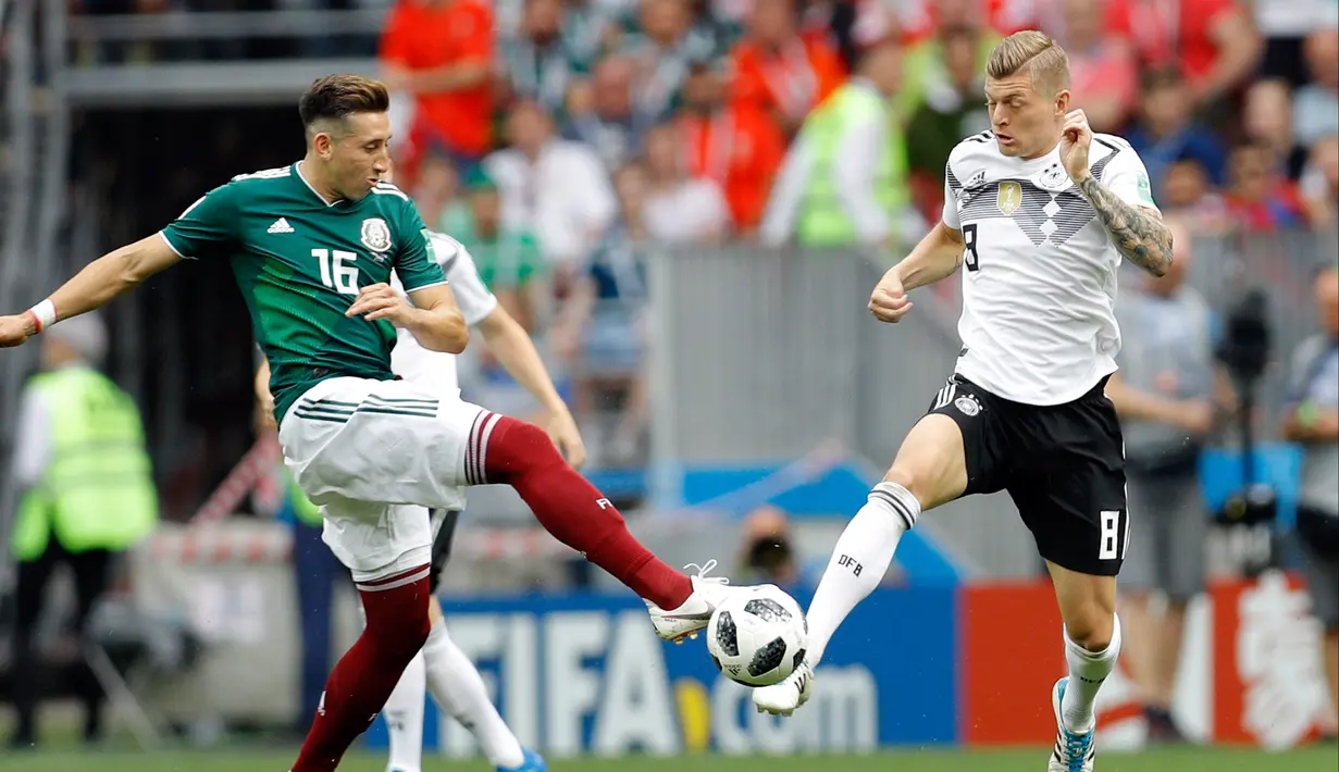 Pemain Meksiko, Hector Herrera (kiri) berebut bola dengan Toni Kroos dalam pertandingan Grup F antara Jerman dan Meksiko di Piala Dunia 2018 di Luzhniki Stadium, Moskow, Rusia, Minggu (17/6). (AP Photo/Victor R. Caivano)