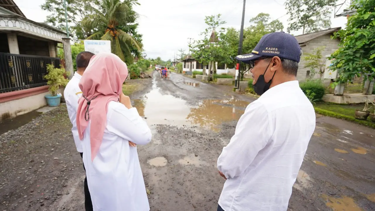 Bupati Banyuwangi Ipuk Fiestiandani meninjau langsung jalan rusak yang menjadi prioritas perbaikan tahun 2023 ini (Istimewa)