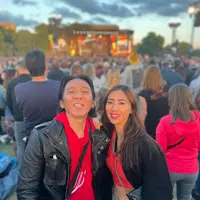 Bahkan, penampilan Bimbim Slank dan sang istri begitu kompak menggunakan busana berwarna merah serta jaket hitam saat menonton konser bersama. Keduanya sering mengunggah momen bersama di akun Instagram masing-masing. (Liputan6.com/IG/@realmemi)