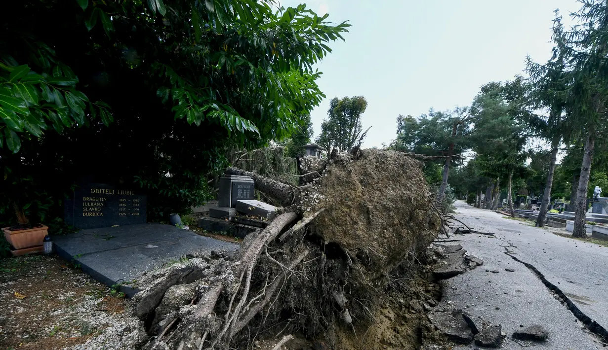 Badai petir dahsyat melanda Bosnia, Kroasia, dan Slovenia setelah berhari-hari suhu yang sangat panas di Balkan.(AFP/Denis Lovric)