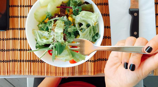Saat Makan Bersama Sungguh Indah Bila Tak Sibuk Dengan Handphone Melulu Lifestyle Fimela Com
