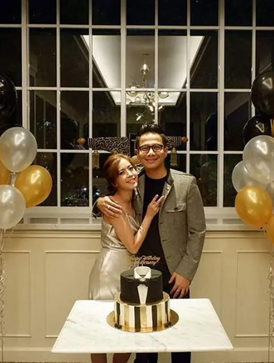 Lagu baru yang sedang proses itu milik Ilham Idol, digarap lebih ke RnB. Sebuah tantangan baru bagi penyanyi yang dikenal melalui jebolan ajang pencarian bakat tersebut menyanyi dengan genre pop RnB. (Instagram/delonthamrin)