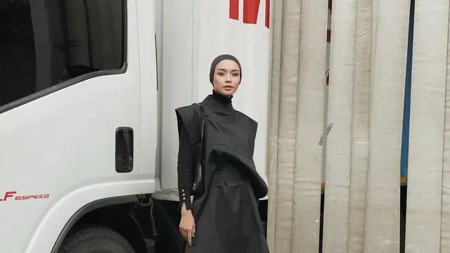 10 Inspirasi Padu Padan Rok Plisket Warna Cokelat, Kasual hingga Elegan