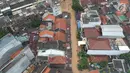 Pemandangan aerial suasana luapan sungai Ciliwung yang menggenangi Jalan Jatinegara Barat, Jakarta Timur, Selasa (6/2). Kiriman debit air dari hulu (Bogor) membuat sejumlah kawasan di bantaran Kali Ciliwung meluap. (Liputan6.com/Arya Manggala)