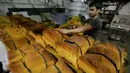 Pekerja India menata bundel bihun di sebuah pabrik di Ahmadabad pada 16 Mei 2019. Bihun sangat diminati di kalangan muslim India karena merupakan menu favorit yang kerap disuguhkan saat berbuka puasa bersama dengan buah-buahan manis. (AP Photo/Ajit Solanki)