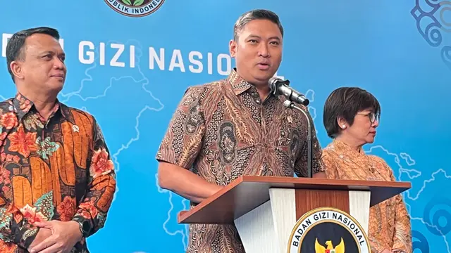 Kepala Badan Gizi Nasional (BGN) Sudaryono bersama wakilnya menggelar konferensi pers di kantornya, Jakarta.